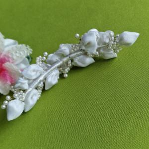 ESKÜVŐ HAD231 - Fehér szatén virágos. gyöngyös menyasszonyi hajpánt, hajdísz