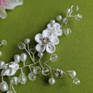 ESKÜVŐ HAD246 – Menyasszonyi gyöngyös, strasszos fehér virágos hajdísz