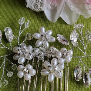 ESKÜVŐ HAD252 - Menyasszonyi kristályköves, gyöngyös virágos hajfésű, hajdísz