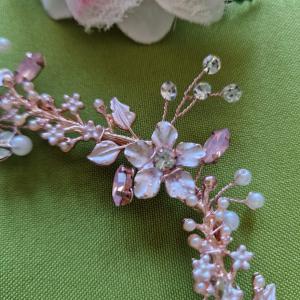 ESKÜVŐ HAD257 – Rosegold színű menyasszonyi gyöngyös strasszos virágos hajdísz 45x350mm