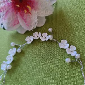 ESKÜVŐ HAD258 - 35cm-es Menyasszonyi fehér gyöngyös, virágos hajdrót, hajdísz