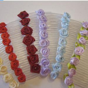 ESKÜVŐ HAD47 - Saját készítésű Szatén rózsás hajfésű - több színben