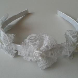 ESKÜVŐ HPT01 - Fehér csipke virágos fehér szatén hajpánt, hajráf