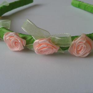 ESKÜVŐ HPT25 - Barack színű szatén rózsás almazöld hajpánt, hajráf