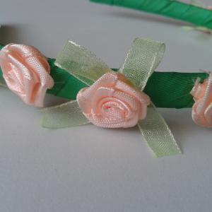 ESKÜVŐ HPT26 - Barack színű szatén rózsás fűzöld hajpánt, hajráf