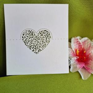 ESKÜVŐ KIEG26 - Esküvői ültetőkártya - csillogó fehér szív mintás