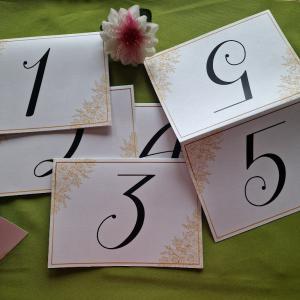 ESKÜVŐ KIEG30 - Asztalszámok 1-5-ig - fehér csilllógós arany rózsával