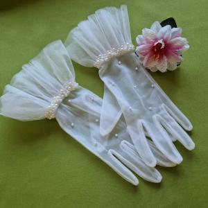 ESKÜVŐ KTY100 - 28cm-es fehér színű, gyöngyös hagyományos ujjú kesztyű