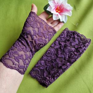 ESKÜVŐ KTY55 – Saját készítésű 18cm-es ujjatlan padlizsánlila színű csipke kesztyű