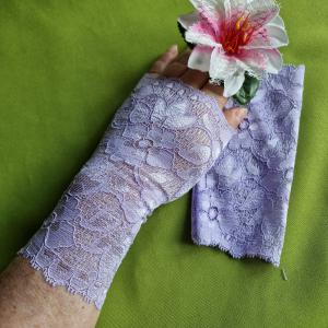 ESKÜVŐ KTY59GY – 15cm-es ujjatlan levendulalila színű csipke kesztyű kisméret