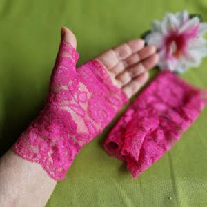 ESKÜVŐ KTY69 - 15cm-es egy ujjas pink, magenta csipke kesztyű