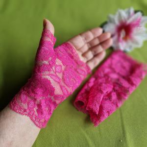 ESKÜVŐ KTY69 - 15cm-es egy ujjas pink, magenta csipke kesztyű