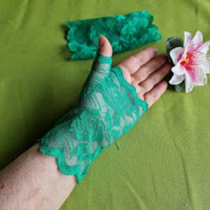 ESKÜVŐ KTY71 - 15cm-es egy ujjas fenyőzöld színű csipke kesztyű