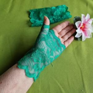 ESKÜVŐ KTY71 - 15cm-es egy ujjas fűzöld színű csipke kesztyű