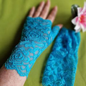 ESKÜVŐ KTY72 - 18cm-es egy ujjas türkizkék csipke kesztyű