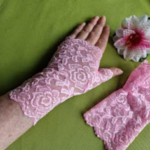 ESKÜVŐ KTY73 - 18cm-es egy ujjas rózsaszín csipke kesztyű