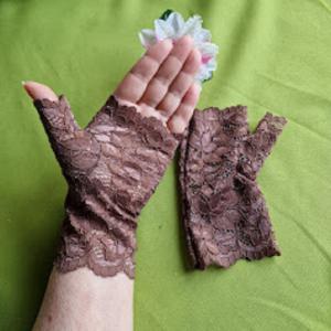 ESKÜVŐ KTY74 - 16cm-es egy ujjas csokoládébarna csipke kesztyű