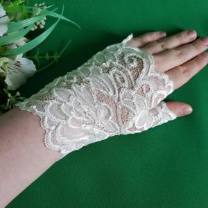 ESKÜVŐ KTY76 - 16cm-es egy ujjas ekrü virág mintás csipke kesztyű