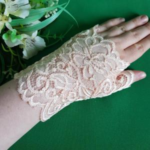 ESKÜVŐ KTY77 - 16cm-es egy ujjas barack színű csipke kesztyű