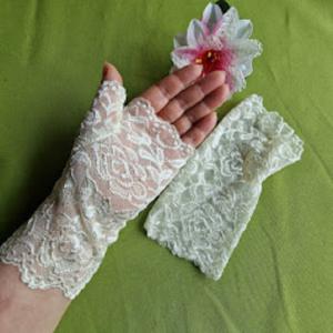 ESKÜVŐ KTY78 - 18cm-es egy ujjas ekrü csipke kesztyű