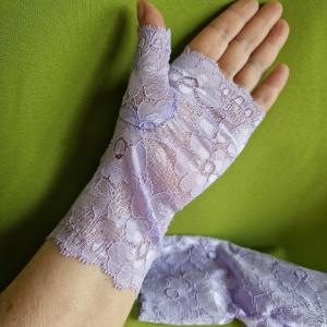 ESKÜVŐ KTY82 - 16cm-es egy ujjas levendulalila csipke kesztyű