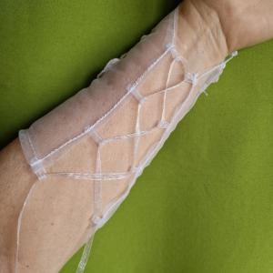 ESKÜVŐ KTY85 - 28cm-es ujjra akasztható hímzett fehér csipke kesztyű