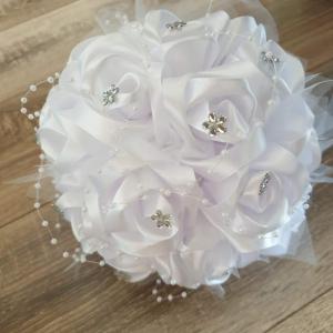 ESKÜVŐ MCS02 - 18x22cm-es Menyasszonyi csokor hófehér szatén rózsákból