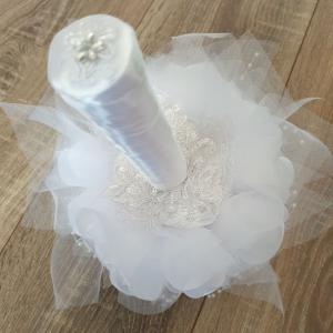 ESKÜVŐ MCS02 - 18x22cm-es Menyasszonyi csokor hófehér szatén rózsákból