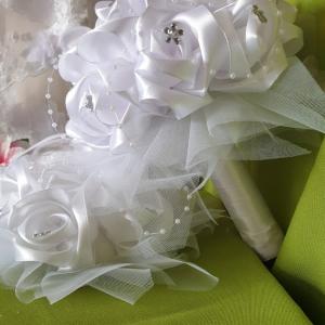 ESKÜVŐ MCS03 - 18x22cm-es Menyasszonyi csokor + 21x23cm-es gyűrűpárna hófehér szatén rózsákból