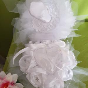 ESKÜVŐ MCS03 - 18x22cm-es Menyasszonyi csokor + 21x23cm-es gyűrűpárna hófehér szatén rózsákból