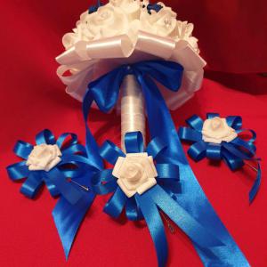 ESKÜVŐ MCS05 - Menyasszonyi csokor, 3db  vőlegényi kitűző - kék habrózsa szett