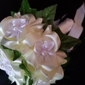 ESKÜVŐ MCS12 - 17x21cm-es Menyasszonyi csokor krém és gyöngyös fehér virágokból