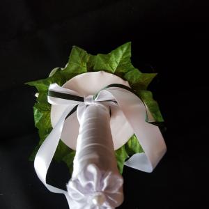 ESKÜVŐ MCS12 - 17x21cm-es Menyasszonyi csokor krém és gyöngyös fehér virágokból