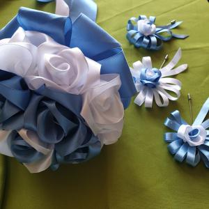 ESKÜVŐ MCS13 - Menyasszonyi csokor, 3db vőlegényi kitűző - kék szatén rózsa szett