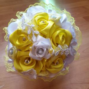 ESKÜVŐ MCS15 - Menyasszonyi csokor hófehér és sárga szatén rózsából