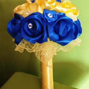 ESKÜVŐ MCS16 - Menyasszonyi csokor királykék és sárga szatén rózsából