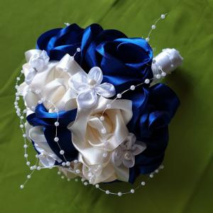 ESKÜVŐ MCS17 - Menyasszonyi csokor kék és ekrü szatén rózsából