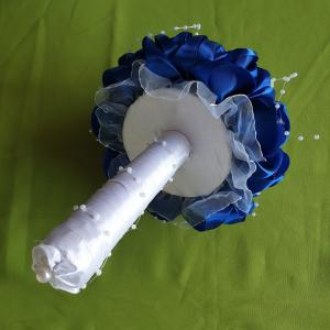 ESKÜVŐ MCS17 - Menyasszonyi csokor kék és ekrü szatén rózsából