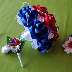 ESKÜVŐ MCS18 – Kék piros menyasszonyi csokor vőlegényi kitűzővel