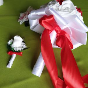 ESKÜVŐ MCS19 - Menyasszonyi-, Koszorúslány csokor, vőlegényi kitűző habrózsából