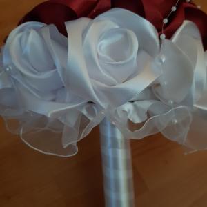 ESKÜVŐ MCS21 - Menyasszonyi örökcsokor fehér és bordó szatén rózsából