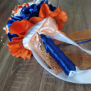 ESKÜVŐ MCS23 - Menyasszonyi csokor királykék és narancssárga szatén rózsából brossal