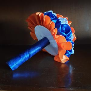 ESKÜVŐ MCS24 - Menyasszonyi csokor királykék és narancssárga szatén rózsából