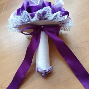 ESKÜVŐ MCS25 - Menyasszonyi csokor lila szatén rózsából