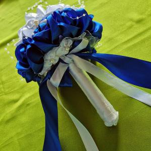 ESKÜVŐ MCS26 – Menyasszonyi csokor kék és fehér szatén rózsából lóhere virágokkal