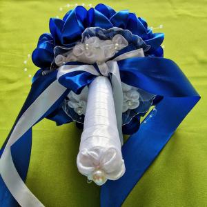 ESKÜVŐ MCS26 – Menyasszonyi csokor kék és fehér szatén rózsából lóhere virágokkal