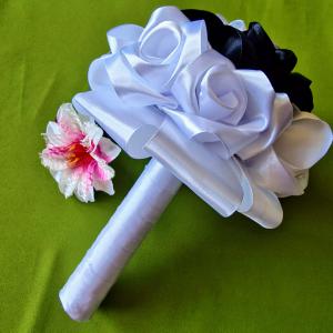 ESKÜVŐ MCS27 – Menyasszonyi csokor fekete és fehér szatén rózsából