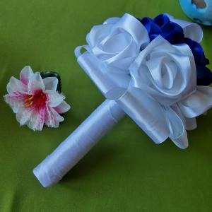 ESKÜVŐ MCS28 – Menyasszonyi csokor fehér és királykék szatén rózsából
