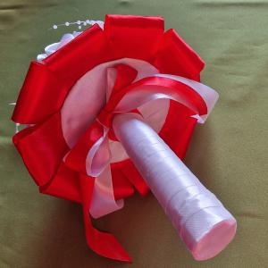 ESKÜVŐ MCS29 - 22x25cm-es Menyasszonyi csokor fehér és piros szatén rózsából