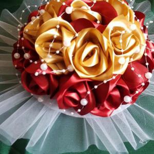 ESKÜVŐ MCS34 - Menyasszonyi csokor bordó és arany szatén rózsából